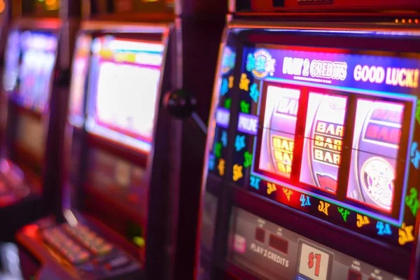 Live dealer at Texas Hold'em Bonus table on bandottogel platform